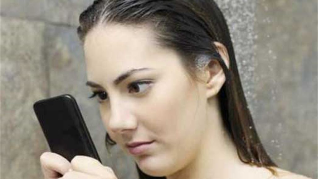 لهذا السبب لا تستخدموا هاتفكم أثناء الاستحمام!