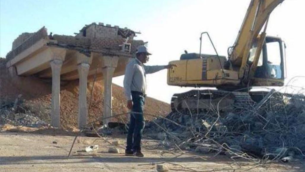 رفع انقاض آخر جسر دمره "داعش" على الخط الدولي غربي الانبار