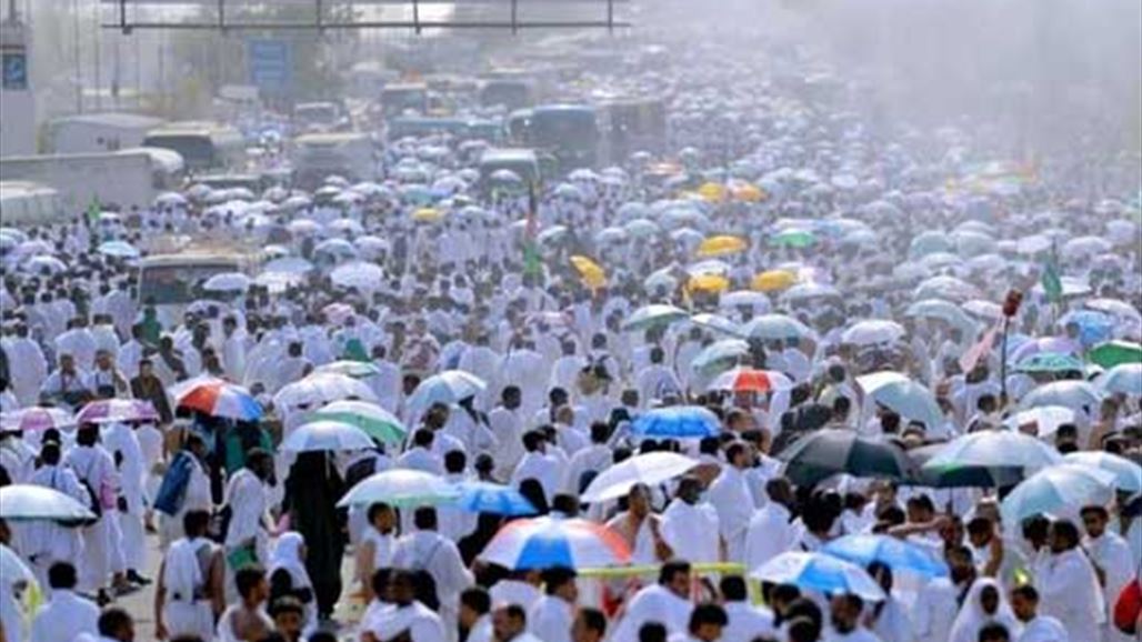 صورة مؤثرة...حاجّة تحمل والدتها على ظهرها طوال أيام الحج
