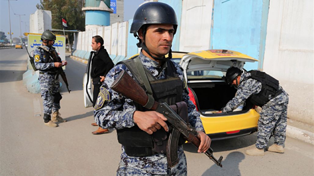 العبادي يكرم عريفاً بشرطة الانبار تمكن من كشف سيارة مفخخة غرب الرمادي