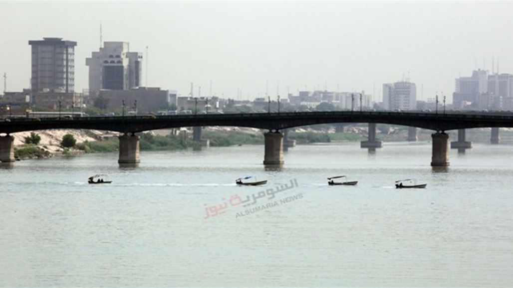 بالصور .. أسماك تُمسك باليد على شاطئ دجلة وسط بغداد