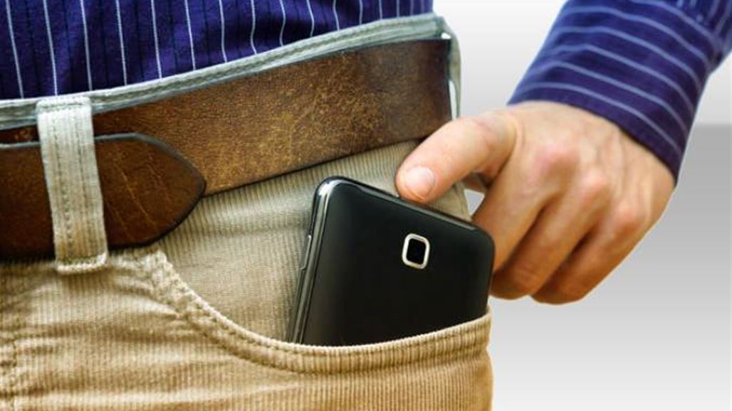 أصحيح أنّ وضع الهاتف في جيب السروال يضعف الخصوبة؟