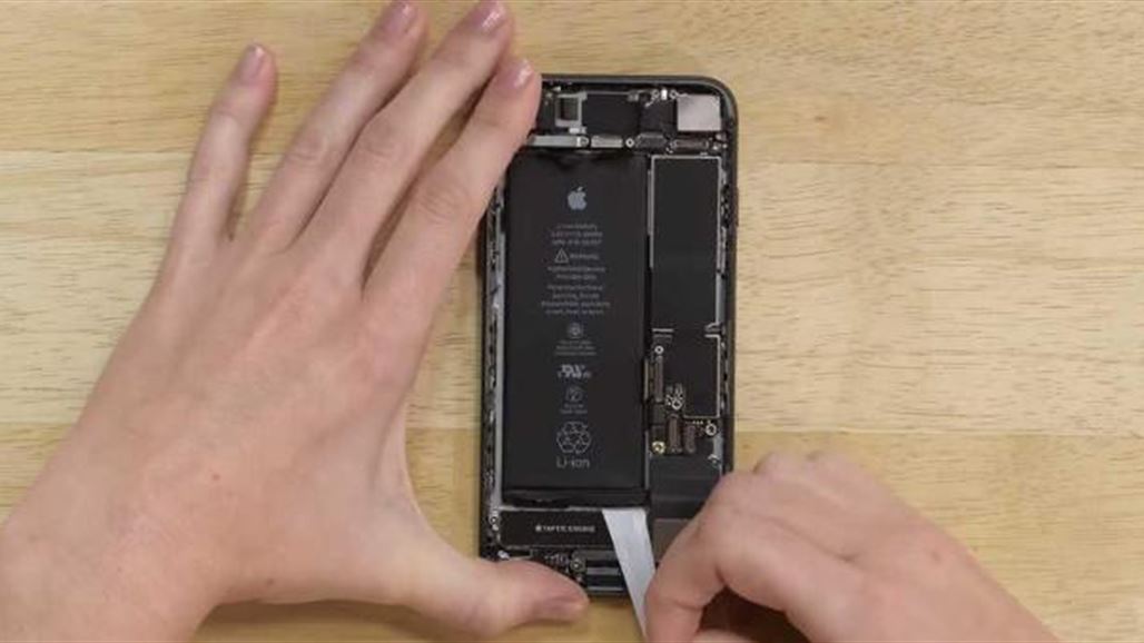 تشريح آيفون 8 يكشف كذبة أبل