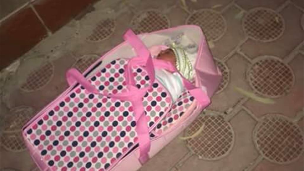 بالصور .. طفلة خريسان في صندوق زجاجي وفوقها تحذير