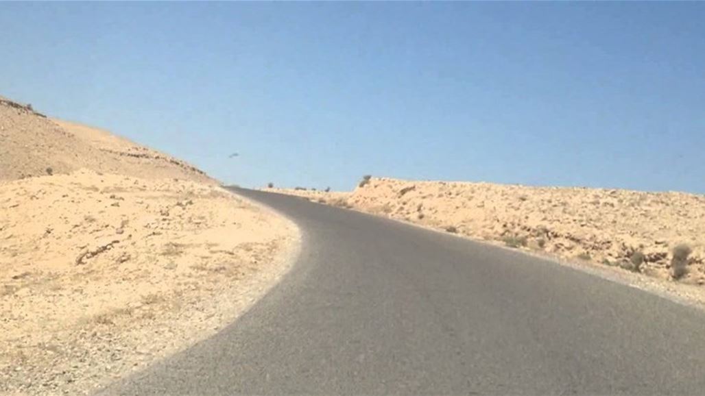 بالصور.. تلال ترابية تقطع طريق الموصل- دهوك