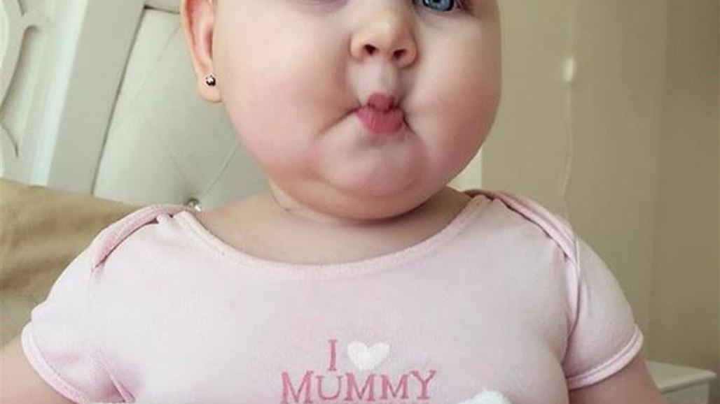 بالصور: طفلة عربية تجذب آلاف المعجبين بوجنتيها