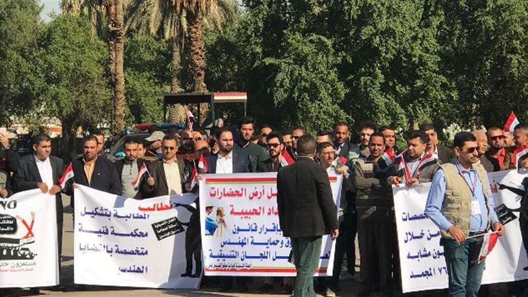 عشرات المهندسين يتظاهرون وسط بغداد للمطالبة باقرار قانون لحمايتهم