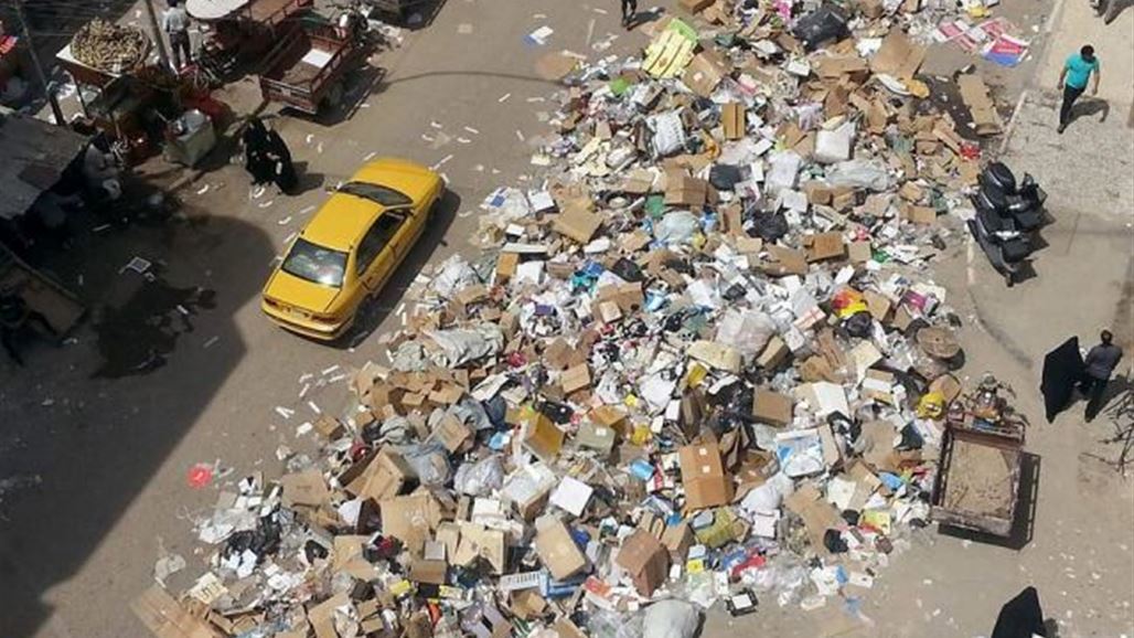 شوارع "ثغر العراق" تغص بالنفايات بعد توقف عمل شركة التنظيف لتراكم الديون
