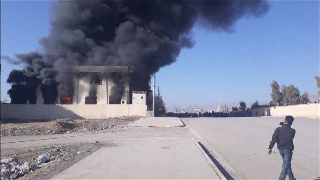 متظاهرون يحرقون مقرات التغيير والاتحاد الوطني والاتحاد الاسلامي في السليمانية