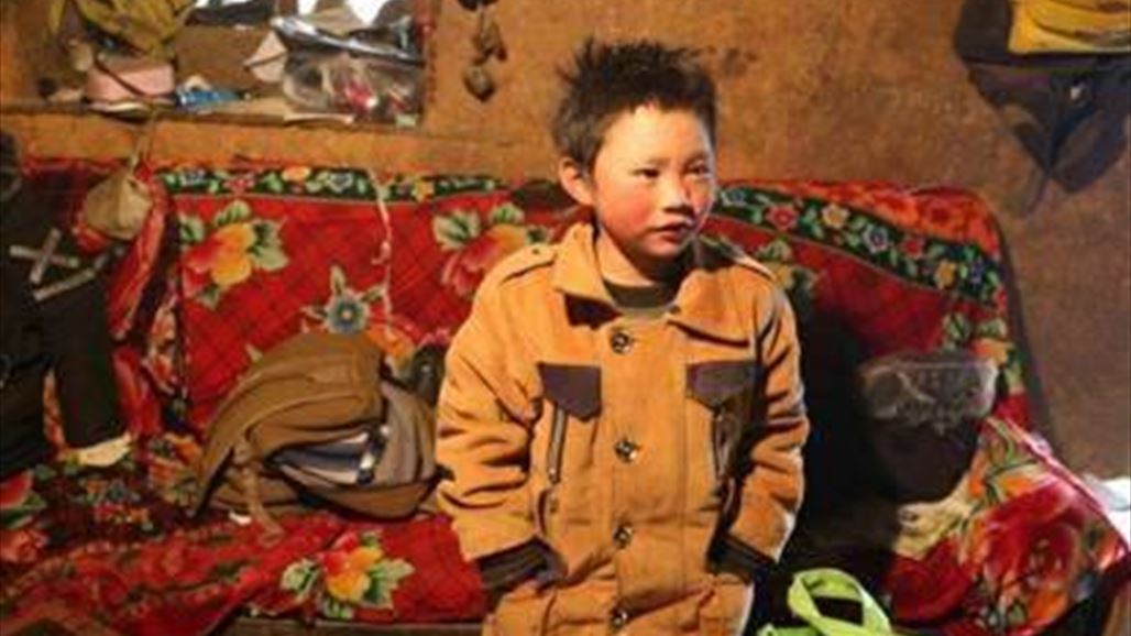 صورة تلميذ غطّى الثلج شعره المتجمّد تثير تعاطفا واسعاً... فما السّبب؟