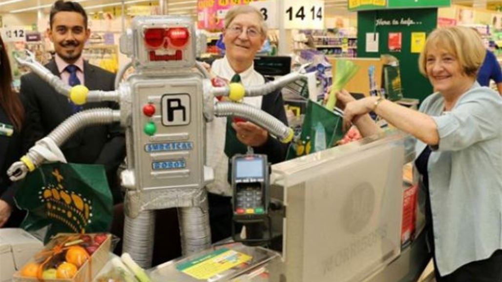 سوبر ماركت بريطاني يطرد رجلا آليا من العمل لفشله بفهم المتسوقين