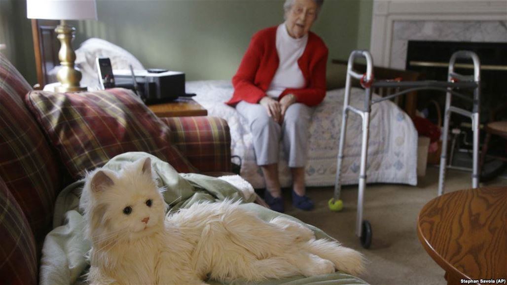 "قط روبوت" لخدمة المسنين