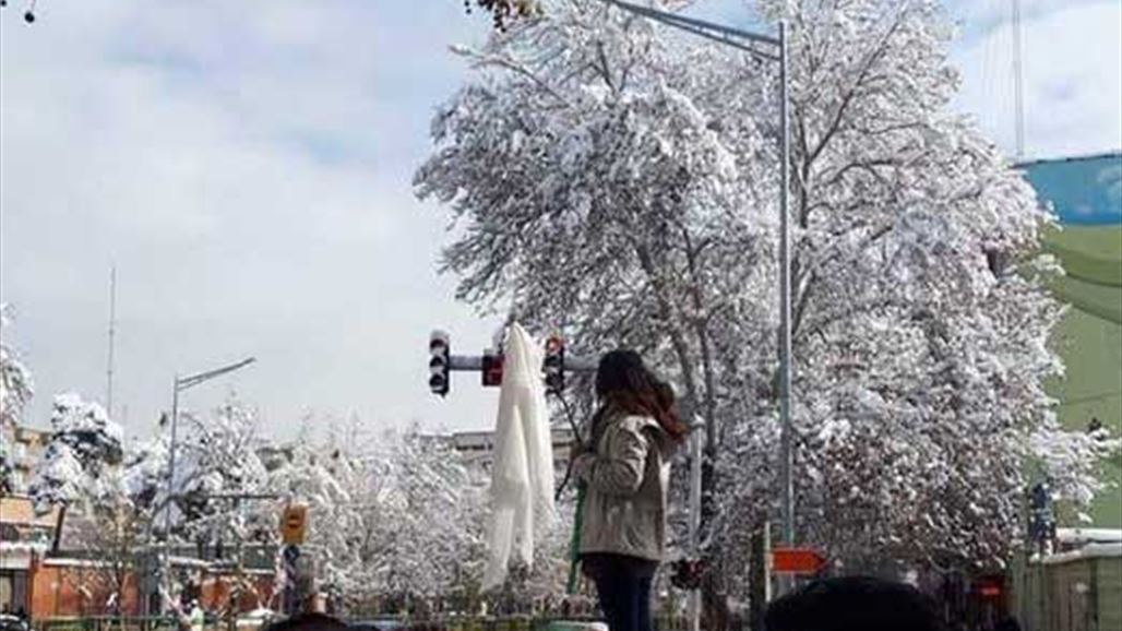 من هي ثاني فتاة إيرانية تخلع حجابها وسط طهران؟