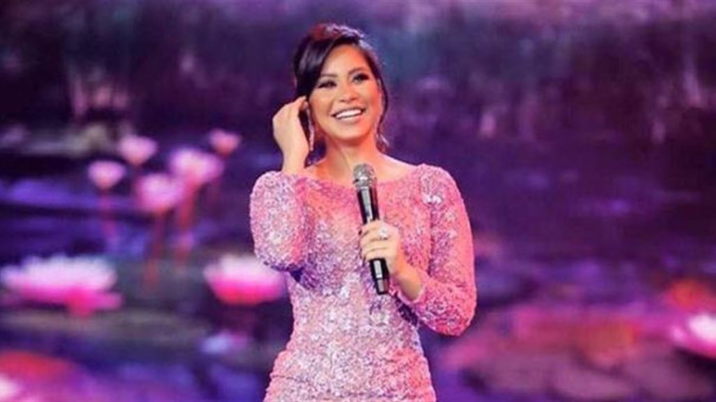 المغنية المصرية شيرين "تركل" حارس على مسرح بالسويد