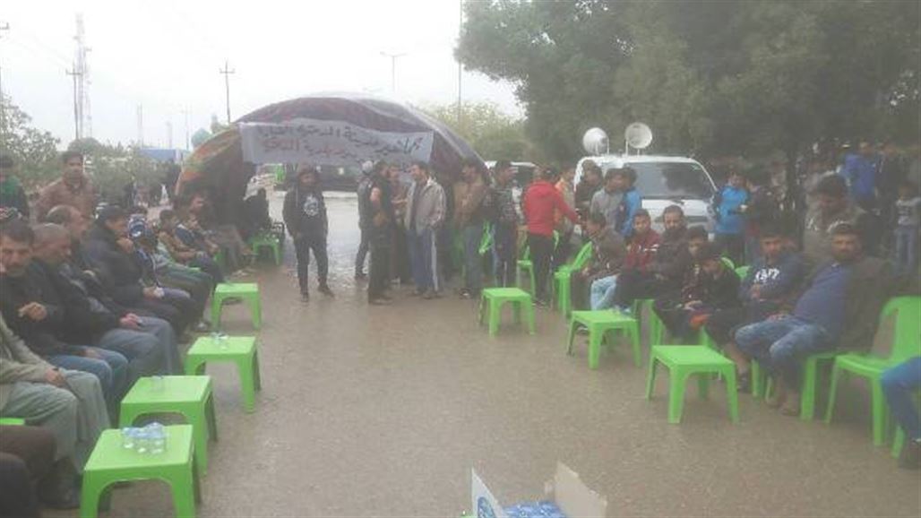العشرات يعتصمون تحت الامطار في بابل احتجاجا على تردي الخدمات
