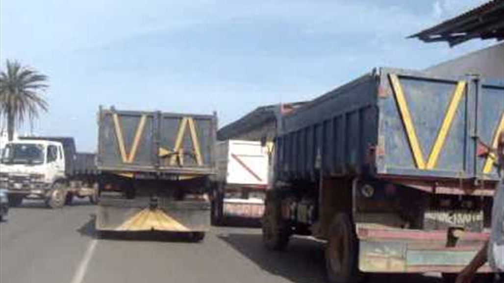 سائقو شاحنات يقطعون طريق خانقين المقدادية احتجاجاً على منع مرور شاحناتهم