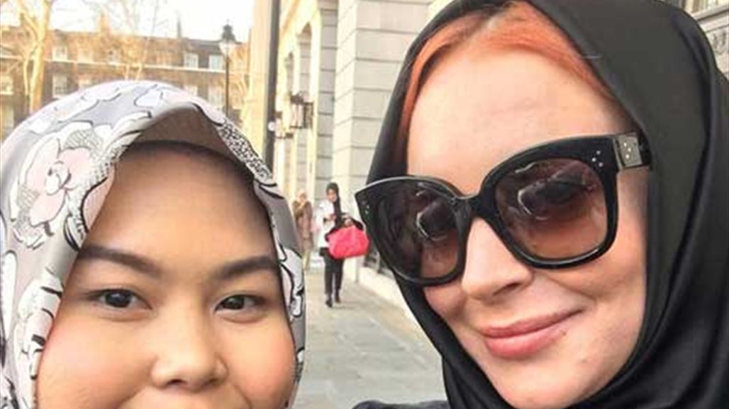 بالصور: ليندسي لوهان ترتدي الحجاب في أسبوع لندن للموضة المحتشمة