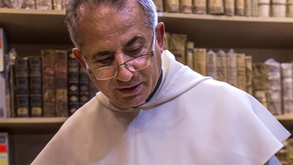 قصة راهب عراقي انقذ مخطوطات قديمة تعود لالاف السنين من "داعش" في نينوى