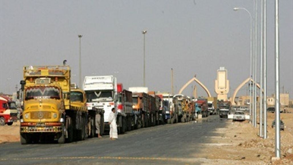شاحنات اردنية تنتظر الضوء الاخضر لدخول العراق