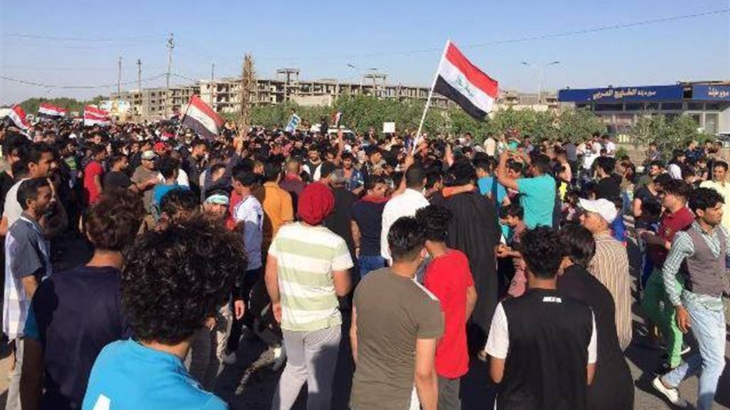 المئات يتظاهرون بمنطقة القبلة في البصرة للمطالبة بتحسين الخدمات