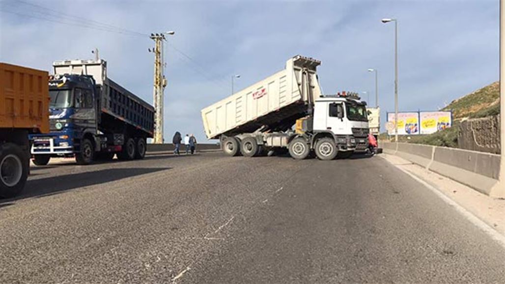 إعادة فتح طريق خانقين مقدادية بعد أربع ساعات على قطعه من سائقي الشاحنات