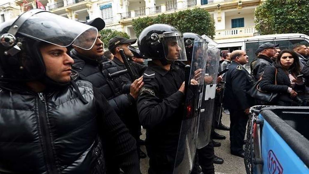محتجون تونسيون يضرمون النار في مركز للشرطة