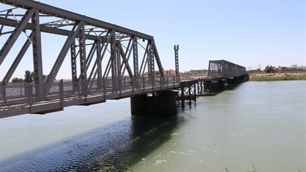 بالصور.. مخلفات "داعش" توقف العمل في مشروع تأهيل جسر الفلوجة القديم