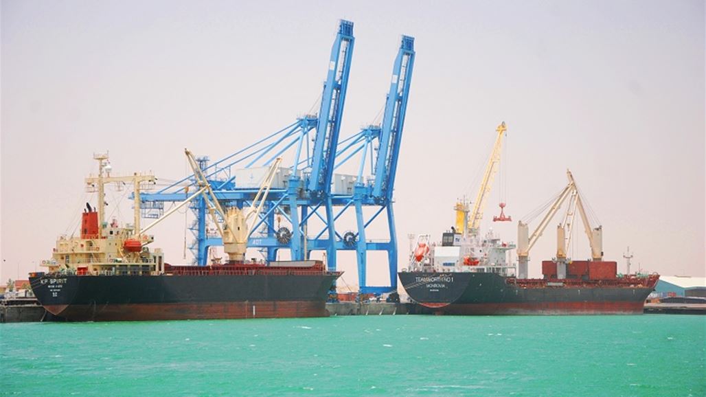 رافعة بحرية عراقية تصدم ناقلة وقود أجنبية قرب ميناء خور الزبير