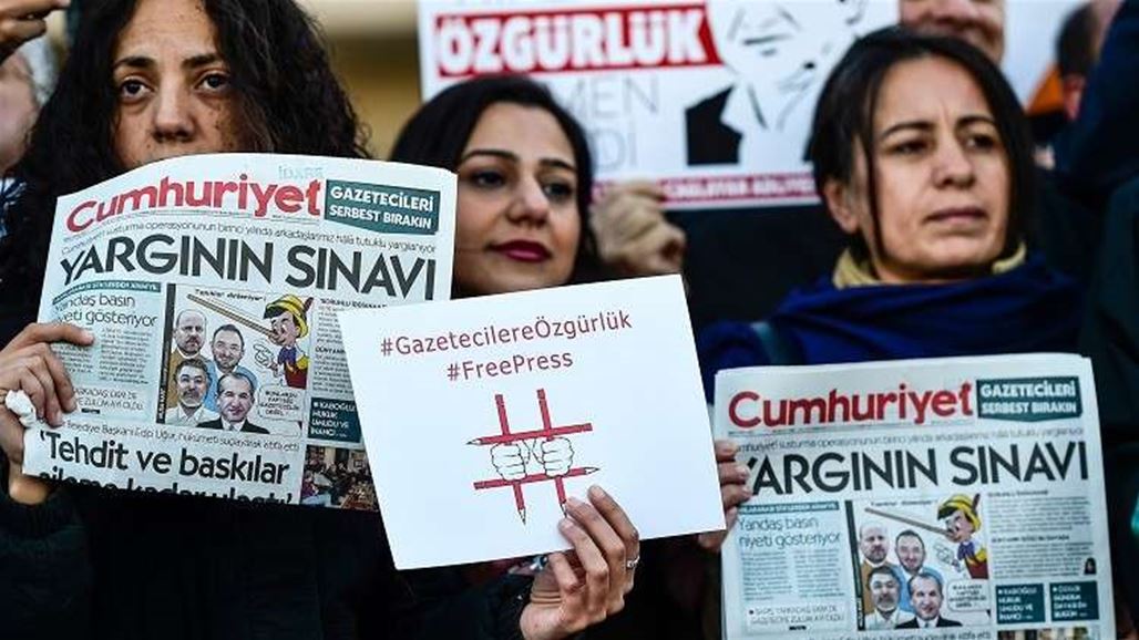 تركيا.. سجن 14 صحفيا من مجلة "جمهوريت" بتهم الإرهاب