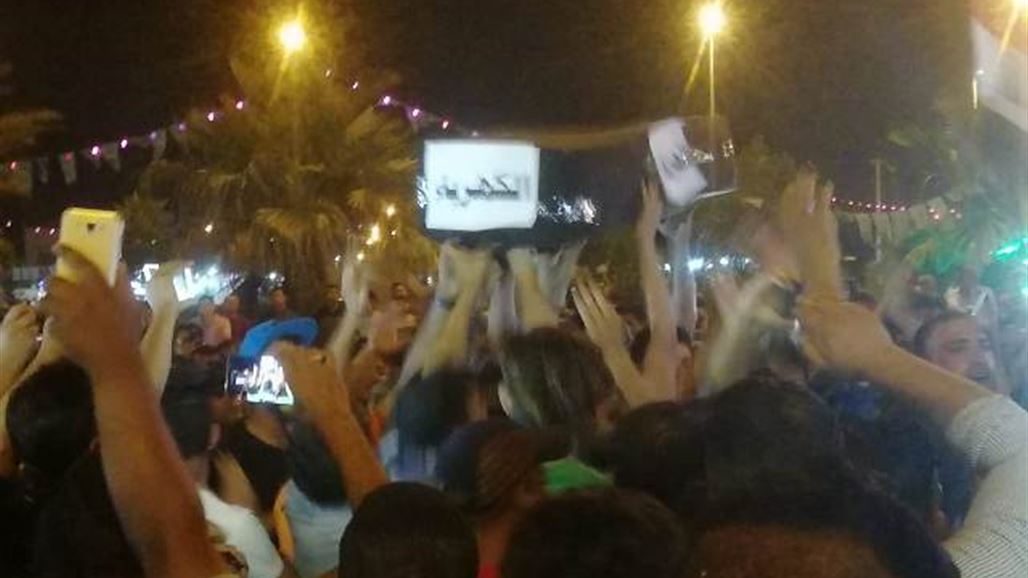 العشرات من أهالي الكوت يتظاهرون احتجاجا على انقطاع الكهرباء
