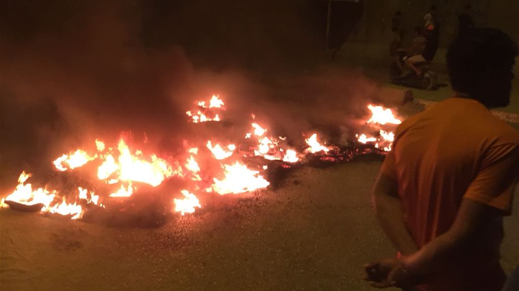 قطع احد شوارع البصرة وحرق اطارات في تظاهرة تطالب بالخدمات