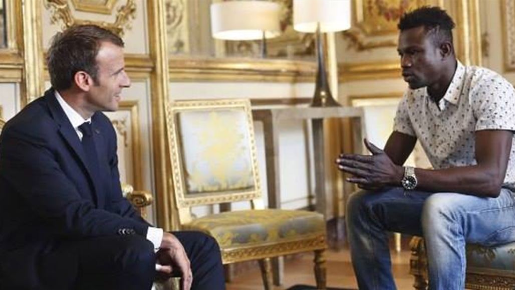 ماكرون يمنح مهاجرا إفريقيا انقذ طفلا الجنسية الفرنسية