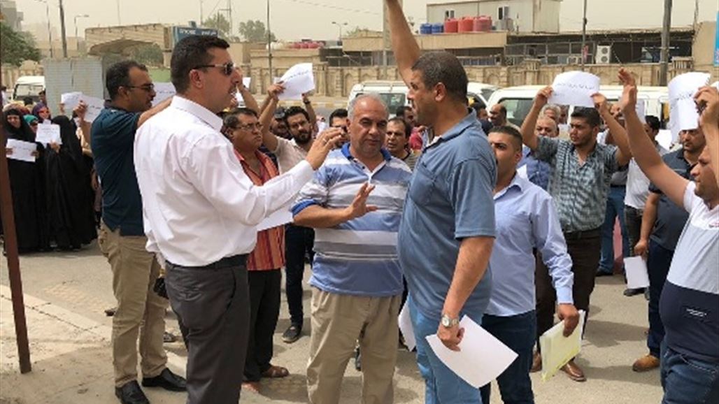 تظاهرة لموظفين بوزارة الإسكان وسط بغداد احتجاجاً على تأخر صرف رواتبهم