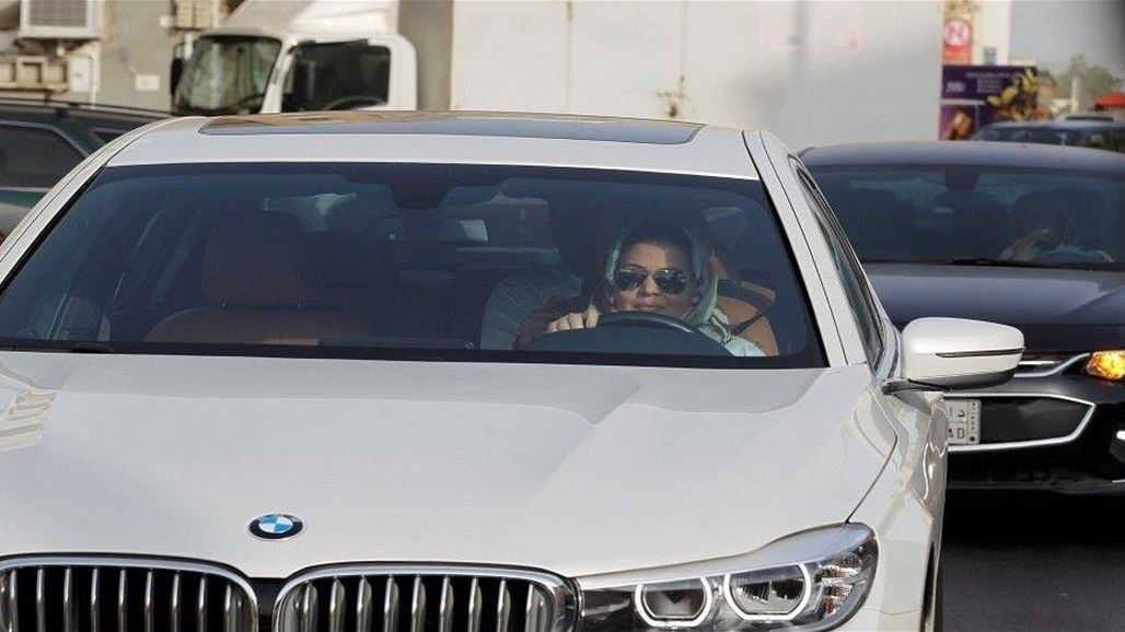 بالفيديو: أول فنانة عربية تقود السيارة في شوارع السعودية