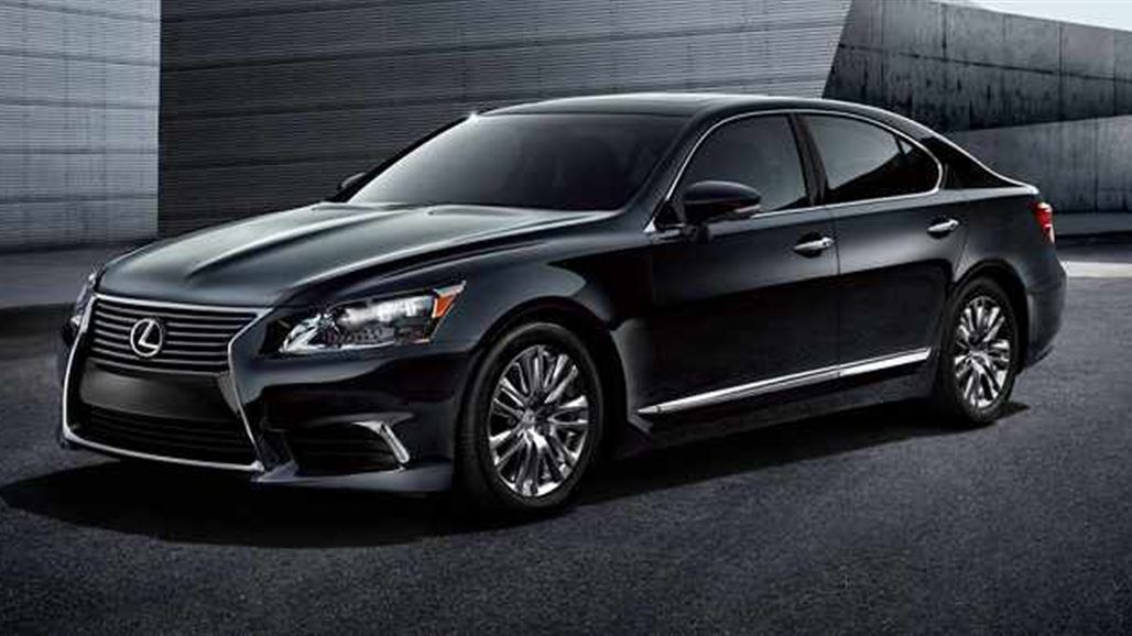 اول امرأة سعودية تستخدم سيارة لكزز باهضة الثمن للعمل في خدمات التوصيل