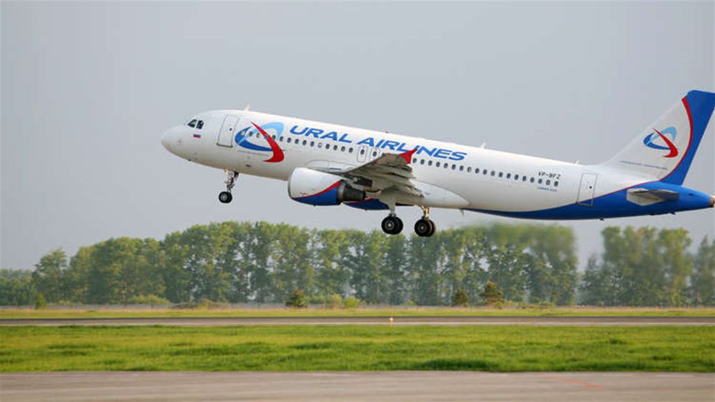 مضيفات روسيات يساعدن سيدة على وضع طفلها في الجو