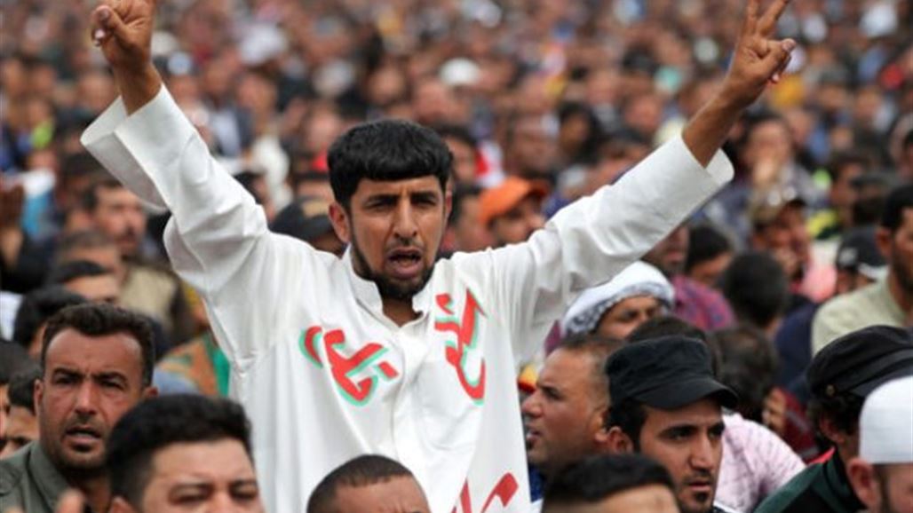 مئات النجفيين يحملون شعار "شلع قلع كلهم حرامية" للمطالبة بتحسين واقع الكهرباء