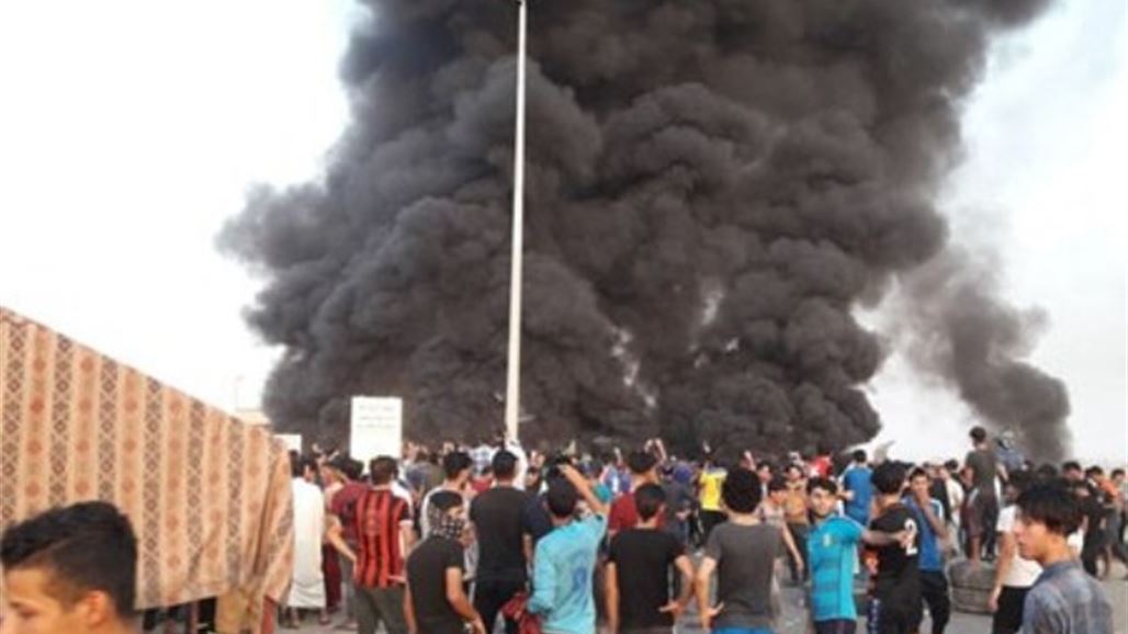 محتجون يحرقون مقار الاحزاب بالسماوة ويمنعون سيارات الاطفاء من اخماد الحرائق