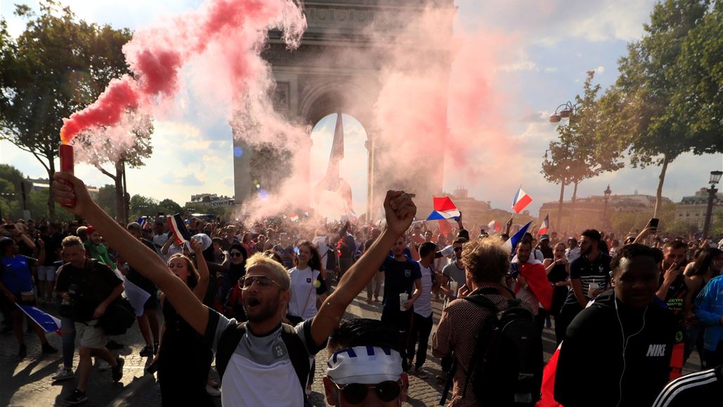بالصور: مئات الآلاف من الفرنسيين يحتفلون بالفوز بكأس العالم