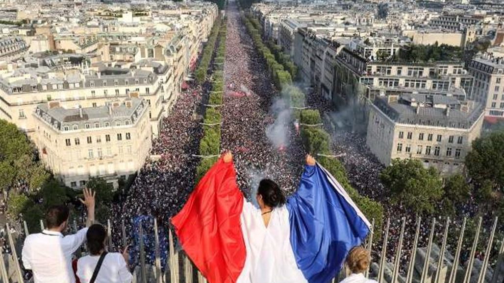 بالصور.. أمواج بشرية من ديوك وشقراوات باريس يحتفلون بكأس العالم