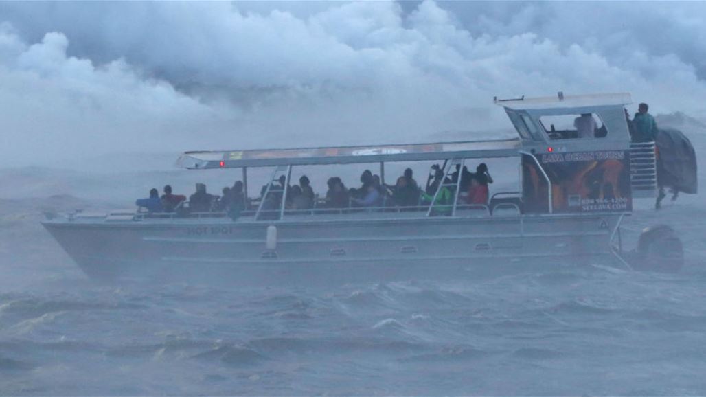 إصابة 22 إثر سقوط حمم بركانية على سفينة سياحية في هاواي
