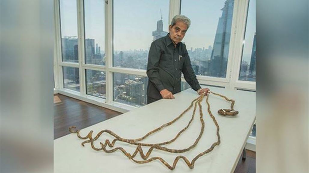 بالفيديو والصور: صاحب أطول أظافر في العالم يتخلى عنها بعد 66 عاما!