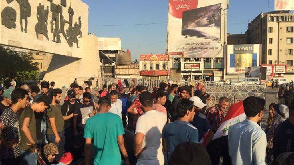 العشرات يتظاهرون في ساحة التحرير وسط بغداد والقوات الامنية تقطع الطرق المؤدية لها