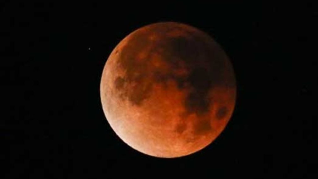 قمر الدم يحتل السماء... و"قد أعذر من أنذر"