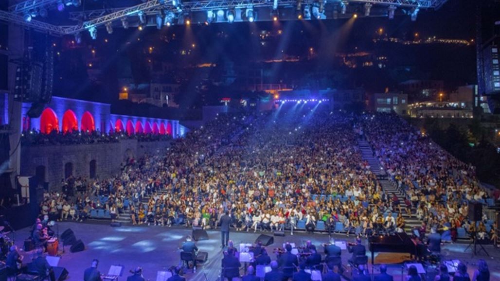 لبنان: انخسف القمر فأضاء الساهر سماء بيت الدين