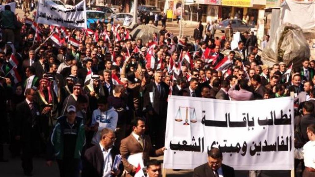 العشرات يتظاهرون امام مبنى ديوان البصرة وسط المحافظة