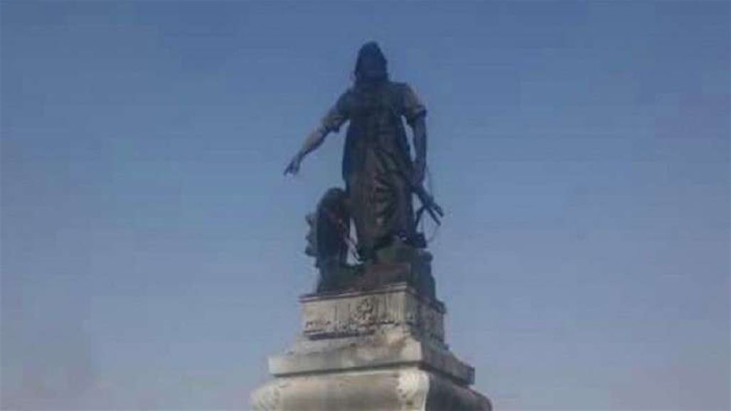 بالصور.. ايرانيون يضرمون النار في تمثال الصحابي سلمان الفارسي