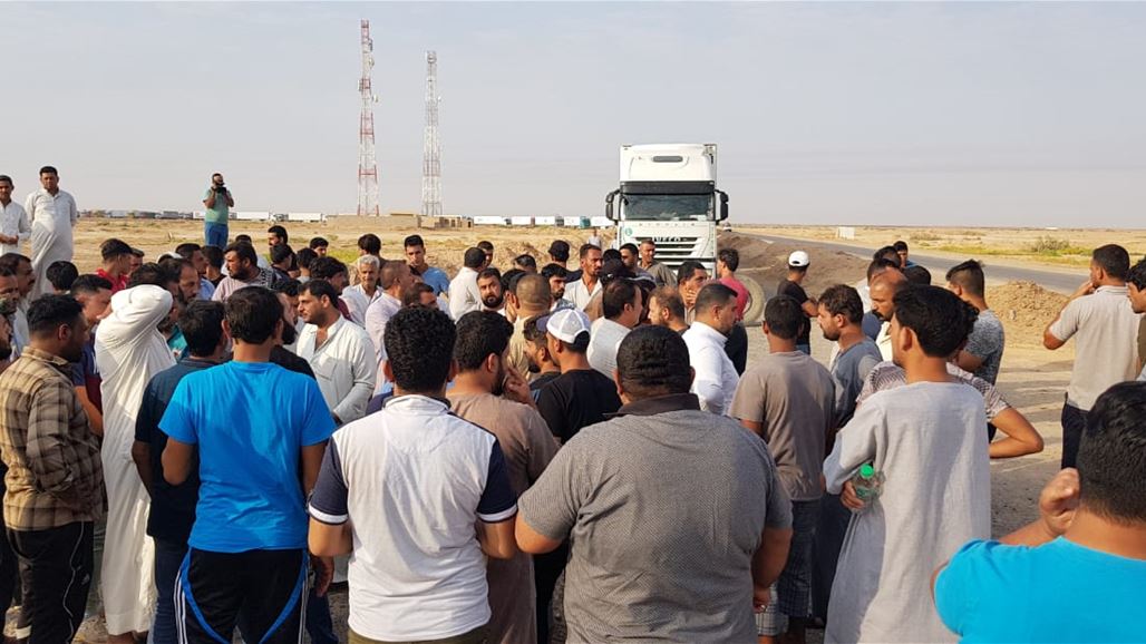 العشرات من سائقي الشاحنات يتظاهرون في منفذ الشيب الحدودي