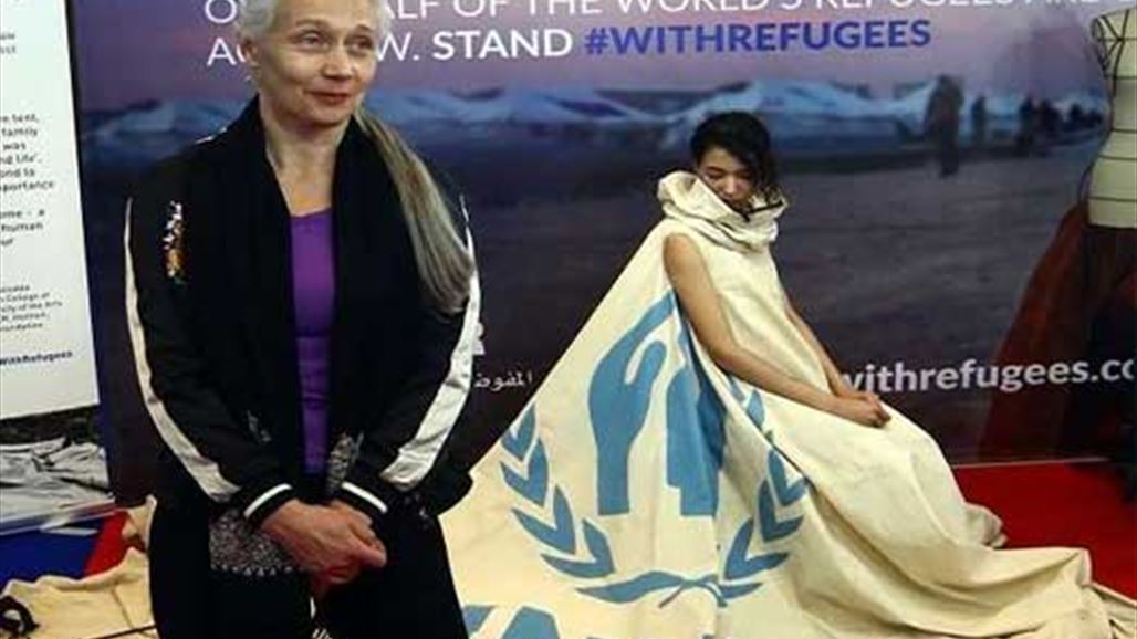 خيمة لاجئين سوريين تتحول إلى فستان نسائي من توقيع مصممة عالمية!