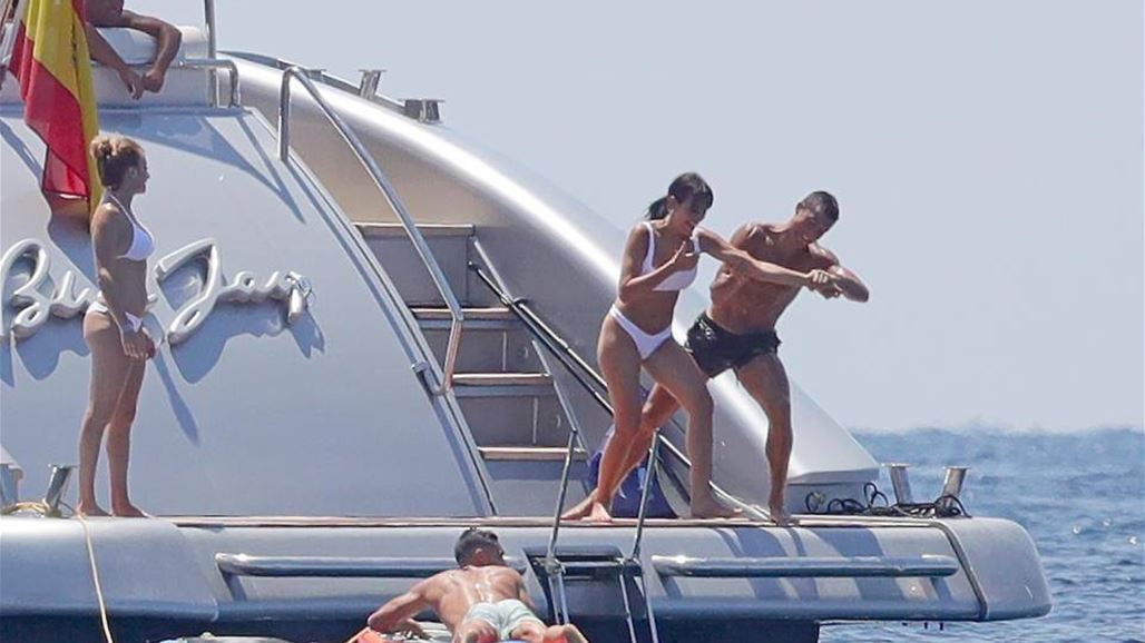 بالصور: رونالدو يدفع صديقته إلى المياه